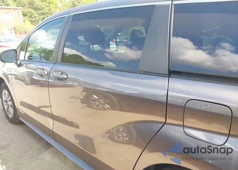 2021 Toyota Sienna Le z USA, uszkodzony, nr VIN 5TDKSKFC3MS036204